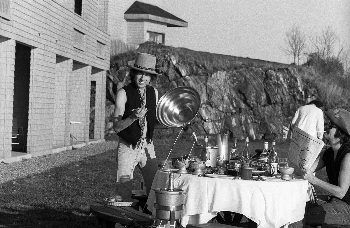 Relive Bob Dylan's legendary Rolling Thunder Revue tour with these rare all-access photos rol.st/20uVPud