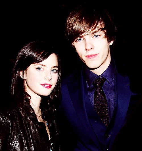 low quality skins on Twitter: "Whoever casted Kaya Scodelario and Nicholas  Hoult as Tony and Effy Stonem, deserve an award. Look how spot on  https://t.co/O8EbzPG81R" / Twitter