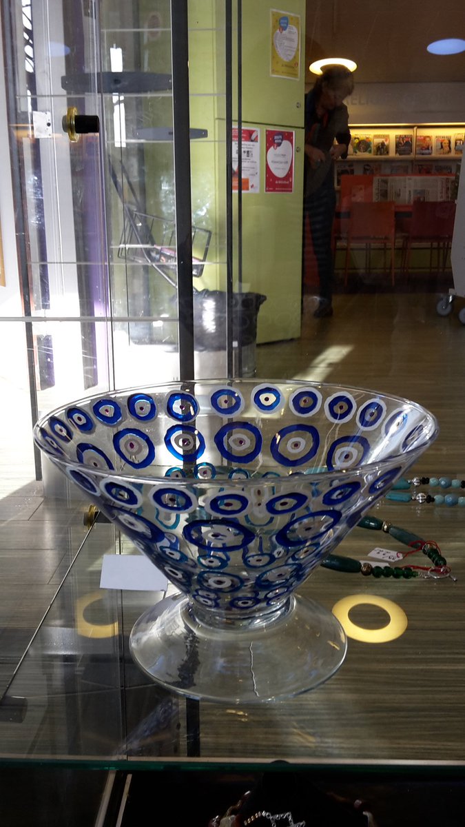 NCallenbach's tweet photo. Trudy Fliek in de vitrine van bieb Leersum met oa sieraden en glas. #rbzout #debinder https://t.co/8BPOWRFkTF