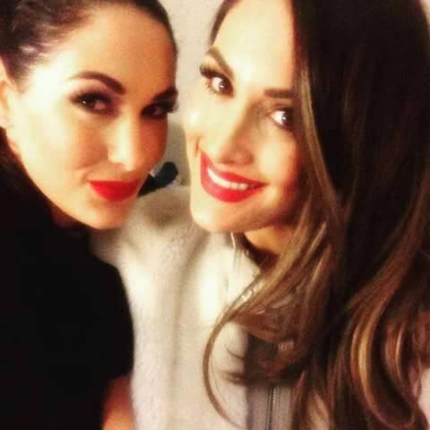 TheTomClub's tweet photo. @BellaTwins MY FAVORITE GIRLS <3
NIKKI SPEDDY RECOVERY! #STAYFEARLESS
AS TO BRIE, YOU ARE MY QUEEN*-* https://t.co/pHviJi6zuh