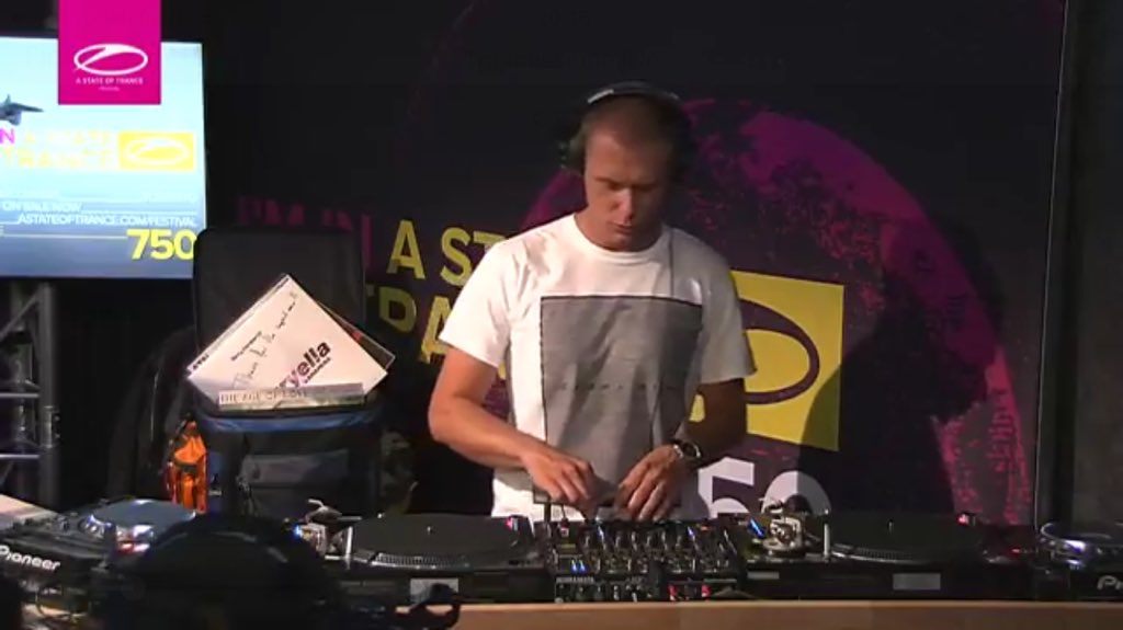 ale_cn69's tweet photo. Listening to #ASOT750 !! Congrtas @arminvanbuuren https://t.co/dTpE3UF3rf