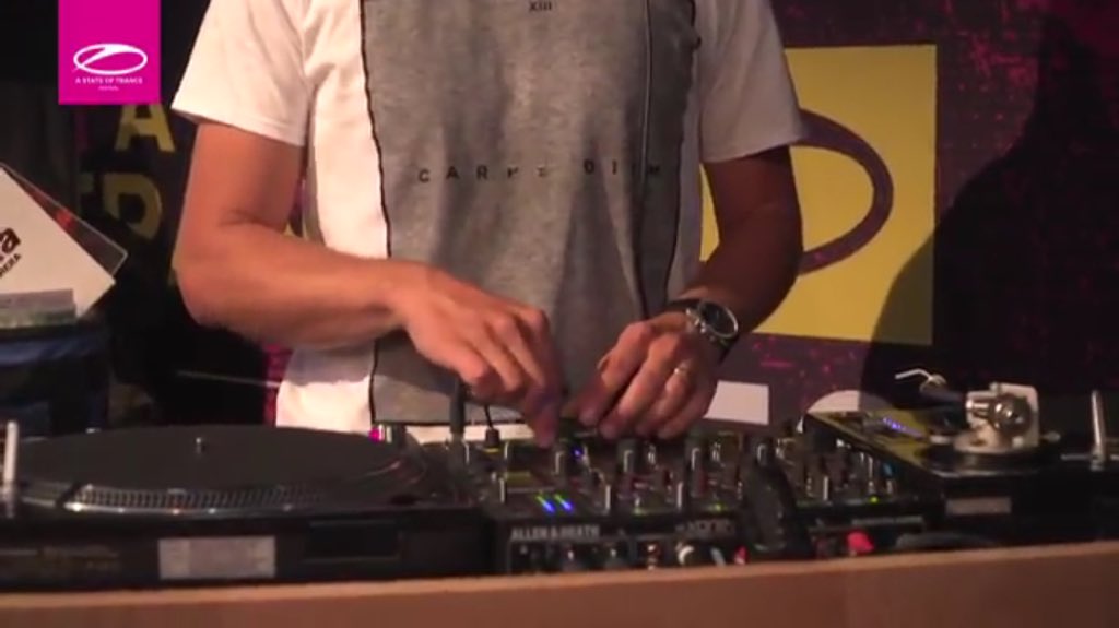 ale_cn69's tweet photo. Listening to #ASOT750 !! Congrtas @arminvanbuuren https://t.co/dTpE3UF3rf