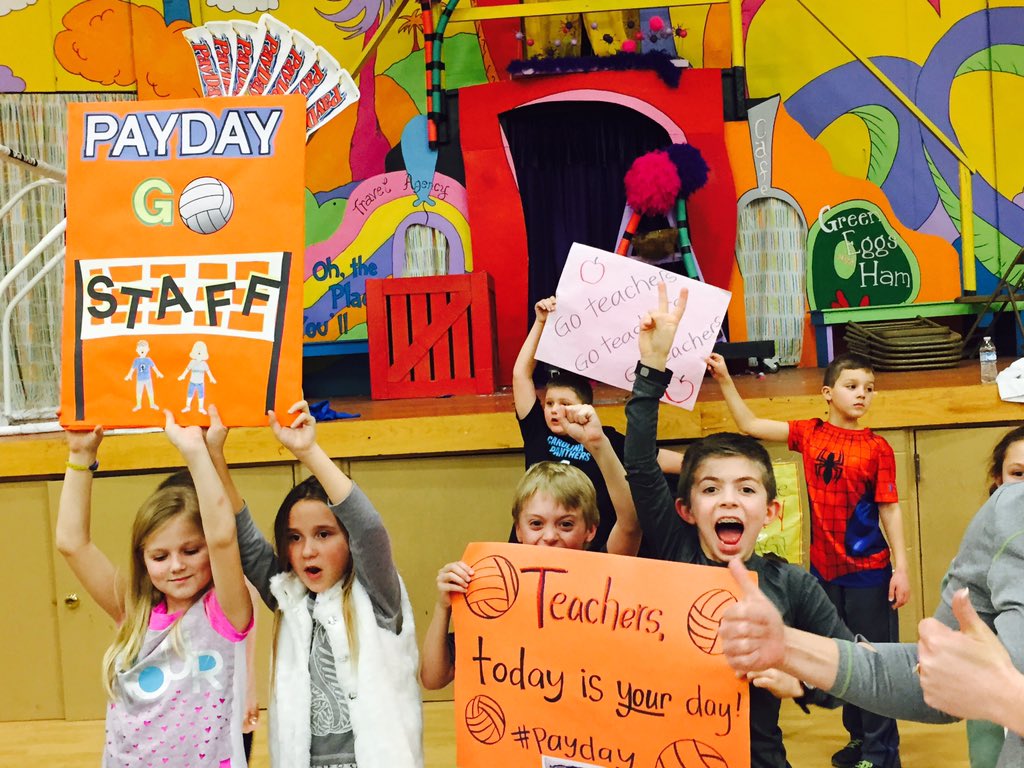 MrsLKelly_SMA's tweet photo. 2nd graders supporting the faculty team at the #coolCatholicschool https://t.co/90BG6kI0my