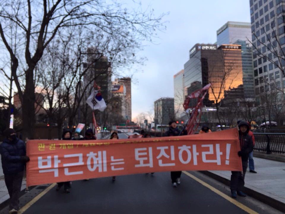 #횃불107차리포트 지난 18대 대선은 국가기관이 개입한 총체적 관권부정선거였다.cafe.daum.net/bandblackswan/… … 지금 청와대에 있는 박근혜는 대한민국 유권자의 손으로 뽑은 합법적 대통령이 아니다