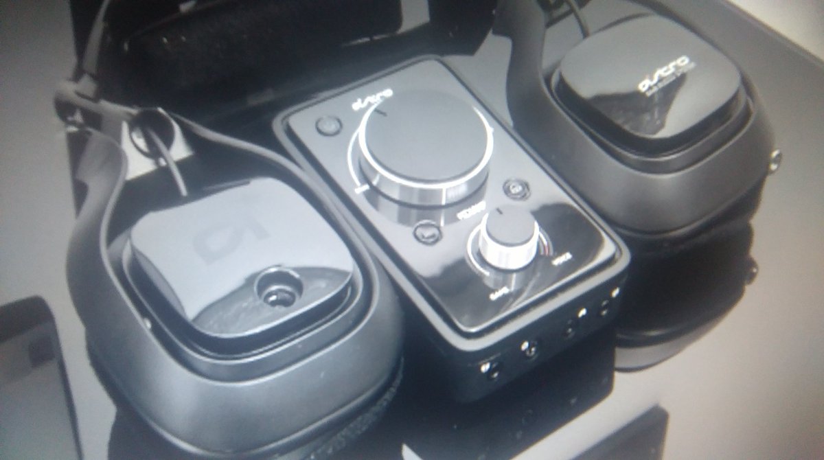 squad_stayline's tweet photo. On fait gagner un casque astro A40+mixamp pour participer il suffit de RT et follow tirage au sort au bout de 150 RT https://t.co/F8Y15Us1QF