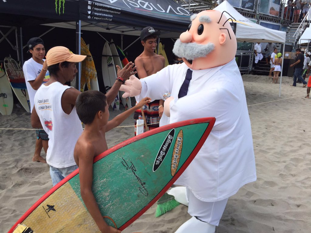 DrSimiTV's tweet photo. El Dr. Simi ilumina el @Acapulco_Pro 2016 ¡Todos quieren una selfie con él! #Acapulco #Surf https://t.co/toctBzEAi2