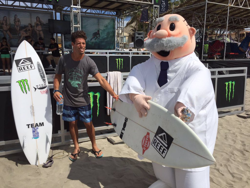 DrSimiTV's tweet photo. El Dr. Simi ilumina el @Acapulco_Pro 2016 ¡Todos quieren una selfie con él! #Acapulco #Surf https://t.co/toctBzEAi2