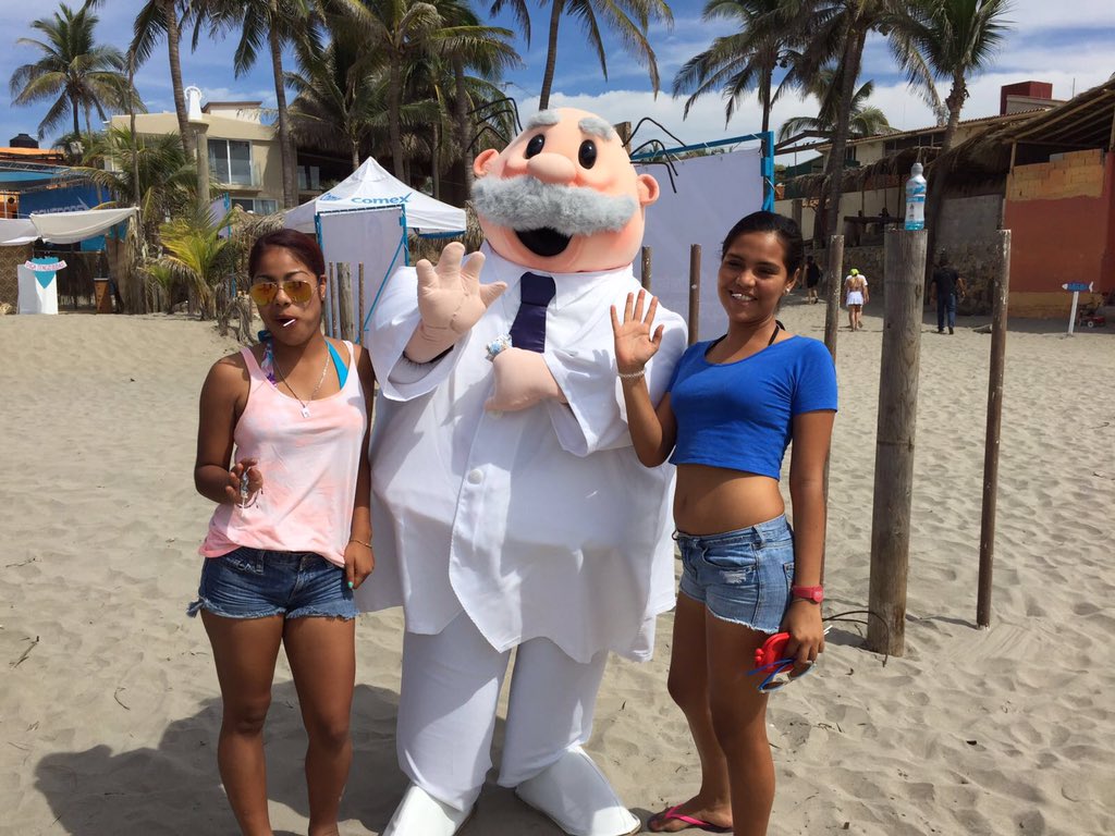 DrSimiTV's tweet photo. El Dr. Simi ilumina el @Acapulco_Pro 2016 ¡Todos quieren una selfie con él! #Acapulco #Surf https://t.co/toctBzEAi2