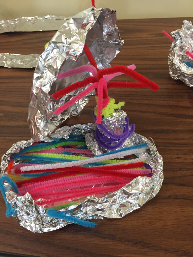 NikoleBlanch19's tweet image. What can you make with foil and pipe cleaners? #InnovationLab #makerspace #dunhamdifference @DunhamSchoolBR