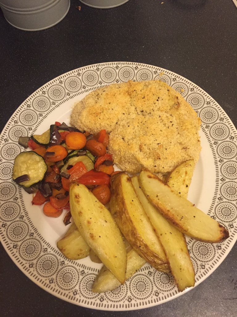 ParrySW's tweet image. Fake bread crumbed turkey breast, roasted veg, potato wedges! All free!