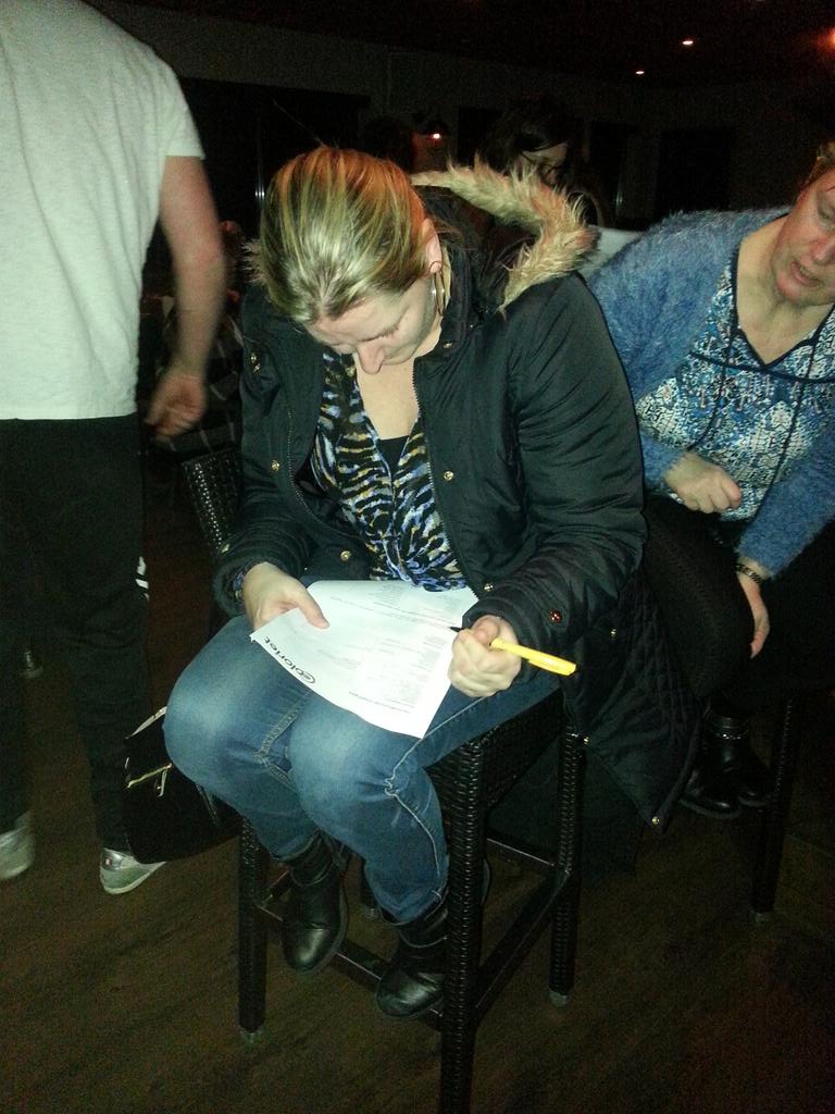 Eerste vrijwilligers vullen de formulieren in geweldige avond <a href="/coloriet/">Coloriet</a>  De Hoven