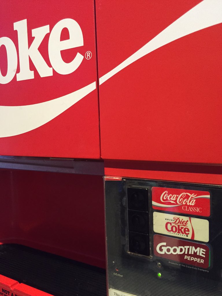 lattmowe's tweet photo. Apparently "Goodtime Pepper" was not as focused in college as his older brother #drpepper #coke #vendingmachinefail https://t.co/DX7Bo83yBE