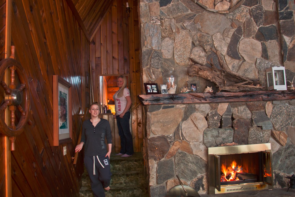 60N95W's tweet photo. When you just want to stay #indoors. Ahh, nothing beats #cabin life in 60°N 95°W! https://t.co/Wfsck2sgNT #Canada https://t.co/8J9fJT9VnM