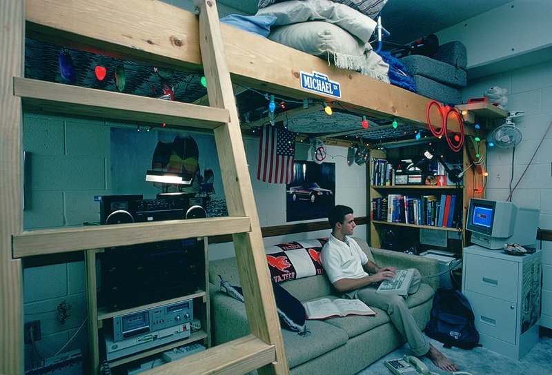 VTLibraries's tweet photo. #TBT Throwing it back to 1990 today. Check out that sweet @virginia_tech dorm room. #boombox #giantcomputer https://t.co/imVEz3nPdQ