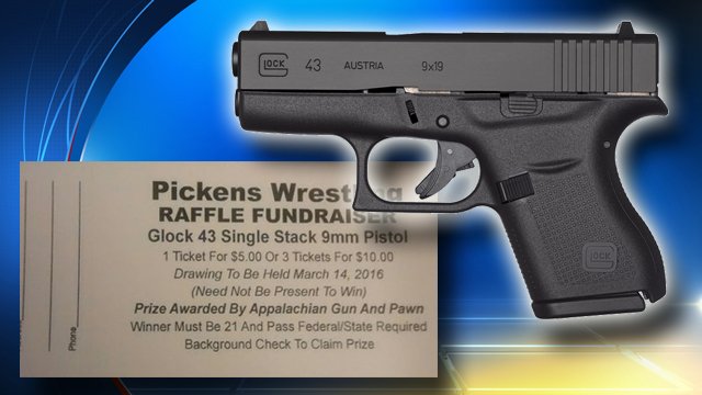 Controversy over high school team's raffle of #pistol to raise money bit.ly/1PW4sGJ?utm_me… https://t.co/B65cyC5KYM