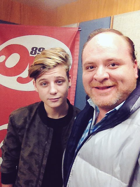 OyeGustavoTello's tweet photo. Hey! #Calumers les mandan saludos! Gracias @CalumHeaslip1 por venir a @Oye897 #GoGo 👍🏻😃😎 https://t.co/HvovsolWL0