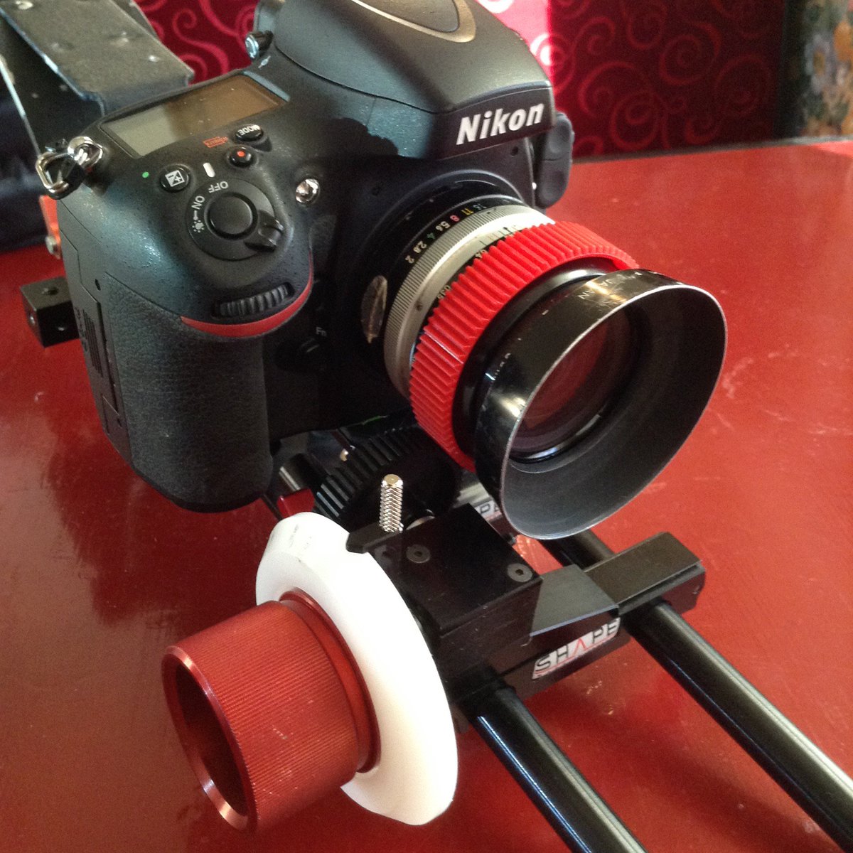 TimJacksonFilms's tweet photo. May not be 4K, but it works.  Just had to reverse the gears on the @SHAPEwlb Follow Focus for the short Nikon lenses https://t.co/DDxbV1W8Nk