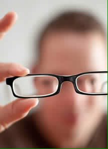 CuidatuVision's tweet photo. Un miope ve mal de lejos, pero ve bien de cerca. #CuidaTuVisión #ojis #salud https://t.co/qBjGa5qF6l