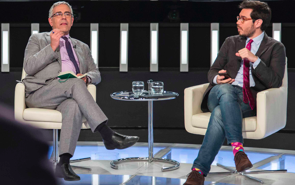 toniaira's tweet photo. Abans de començar @elDebat_La1... i en #Bolaño que ja no calla. Arguments, alegria i #mitjonisme per combater-ho ;) https://t.co/dqkkBDMz1G