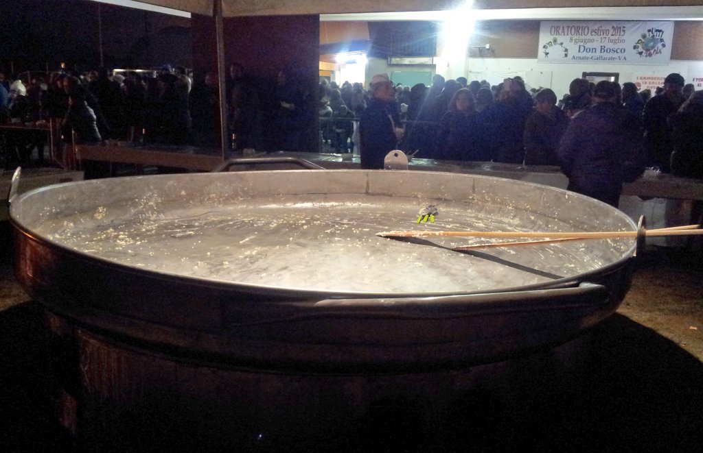 carlo072's tweet photo. La pentola vuota del risotto a #Gioeubia2016 #Gallarate #arnate https://t.co/fmkTt9nMHK