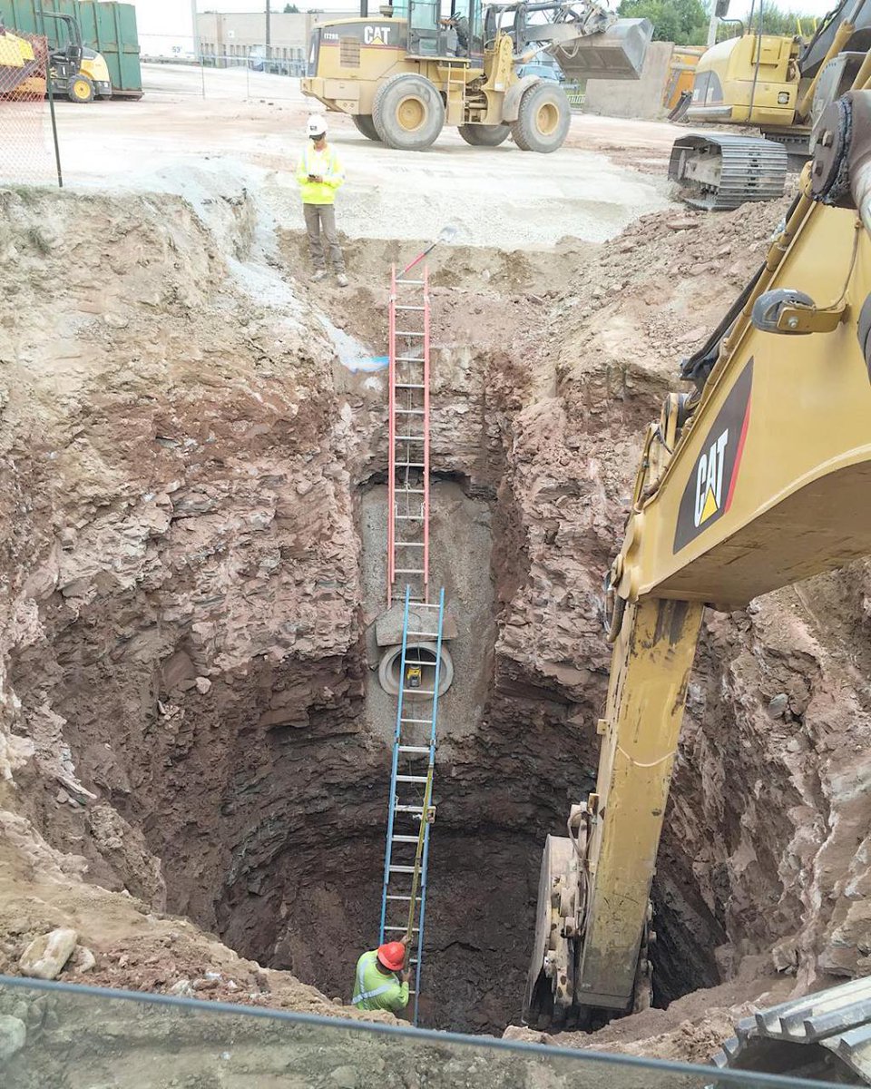 safetyphoto's tweet photo. Back when we dug and dropped the CDS unit at the gap👌🏻 #smc #hole #cds #cat #345D #320B… https://t.co/vuEQasQ1Z5 https://t.co/nt7RjPqVyS