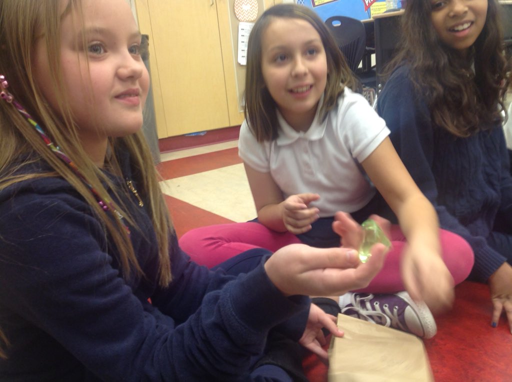 MrsRooney4th's tweet photo. Using properties of matter to identify our mystery matter containers #d83shines #roy4th https://t.co/QP3cMFoMMt