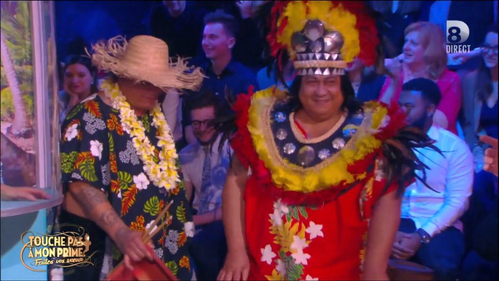 TBT9_W9's tweet photo. "Et là je vois ce gars, qui passe une tête...!" 😂 #TPMPVoeux https://t.co/PcdgCBQbeB