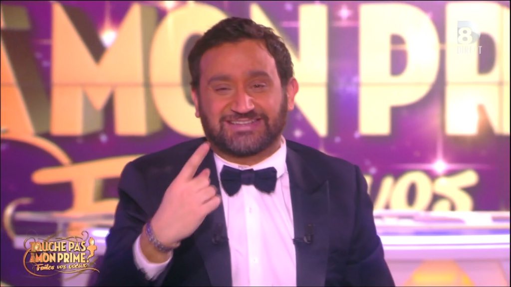 TBT9_W9's tweet photo. "Et là je vois ce gars, qui passe une tête...!" 😂 #TPMPVoeux https://t.co/PcdgCBQbeB