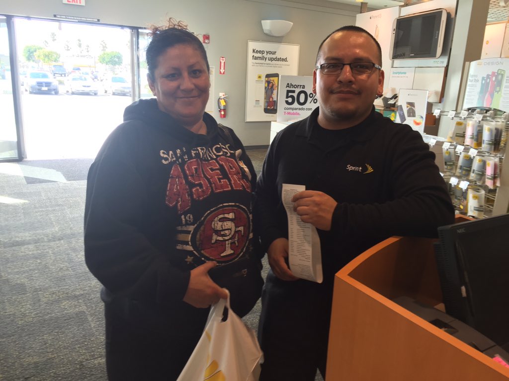 SalinasSprint's tweet photo. Salinas #Blackandyellow porting over a T-Mobile customer with HS and a tab for the #FantasyFootball! #BeHappy! https://t.co/R2gqmdMuRU