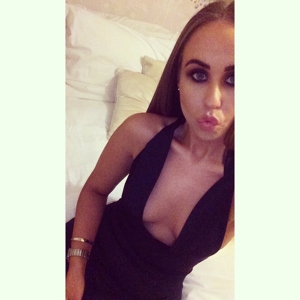 LeahTurner's tweet photo. 🙋🏼 https://t.co/Q5U9m951wZ