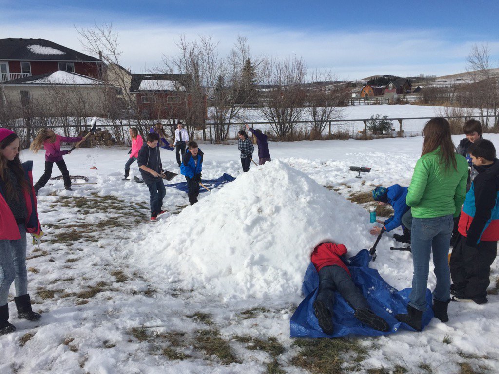 MCSWildcats's tweet photo. Grade 7s showing their cooperation to build and hollow their Quinzee. #MCSOE https://t.co/t9h6DoUXWR