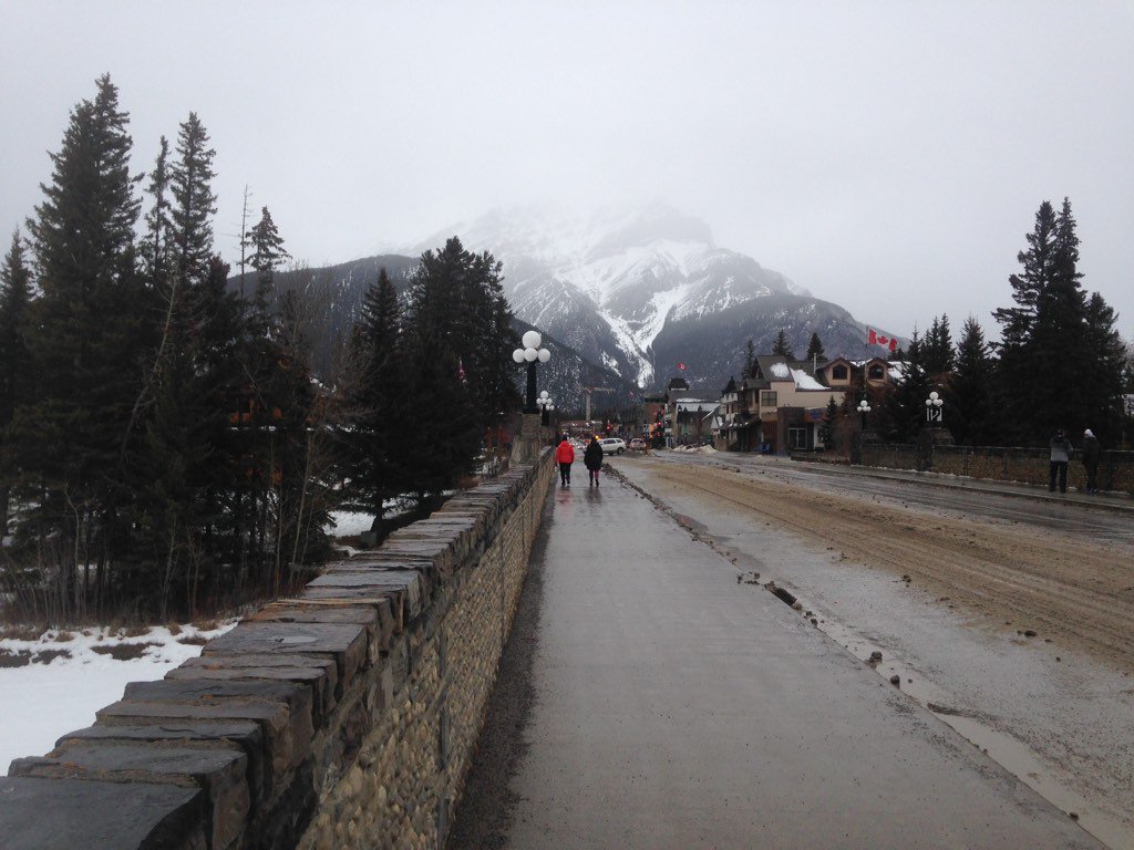 dhami_td's tweet image. Lazy day hanging out downtown #Banff #awesomescenery #beautifulpeople #nothoughtsofwork LOL