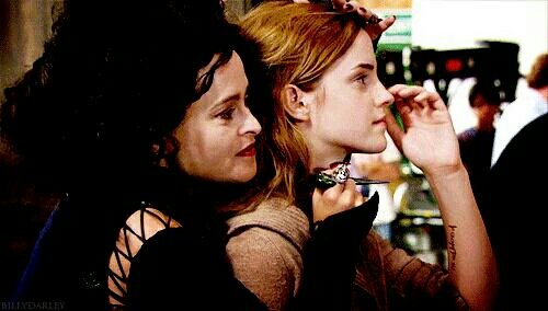 Helena Bonham Carter abraza a Emma Watson tras la escena de su tortura a Hermione en la Mansión Malfoy ⚡️