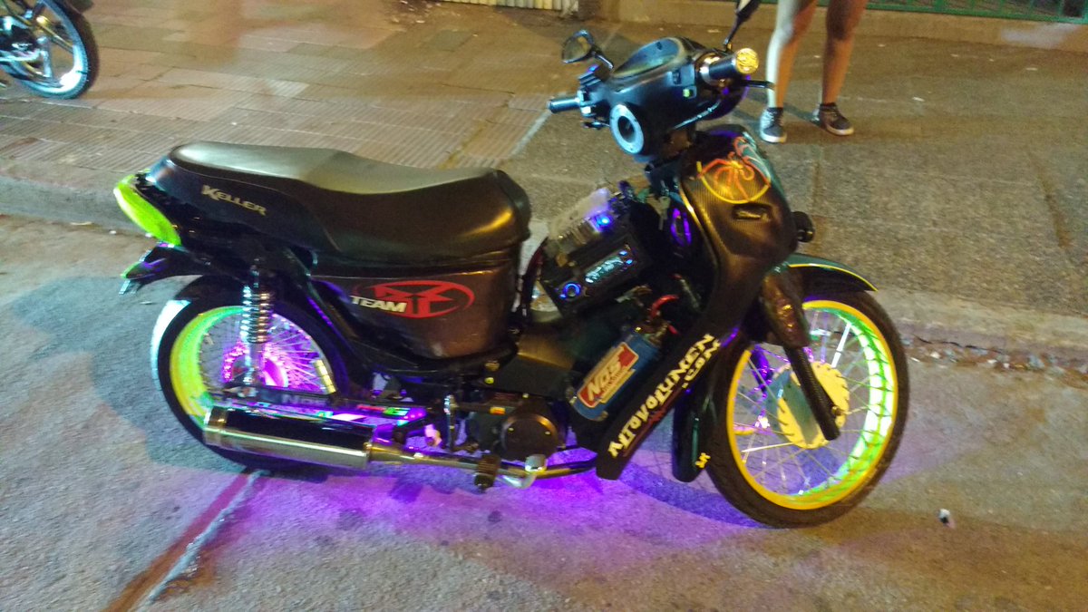 AlexisG79138021's tweet photo. Alta moto vi en @punta71061906 la otra noche!!! #sarpada 😎🌃 https://t.co/dkTlp2aCaV