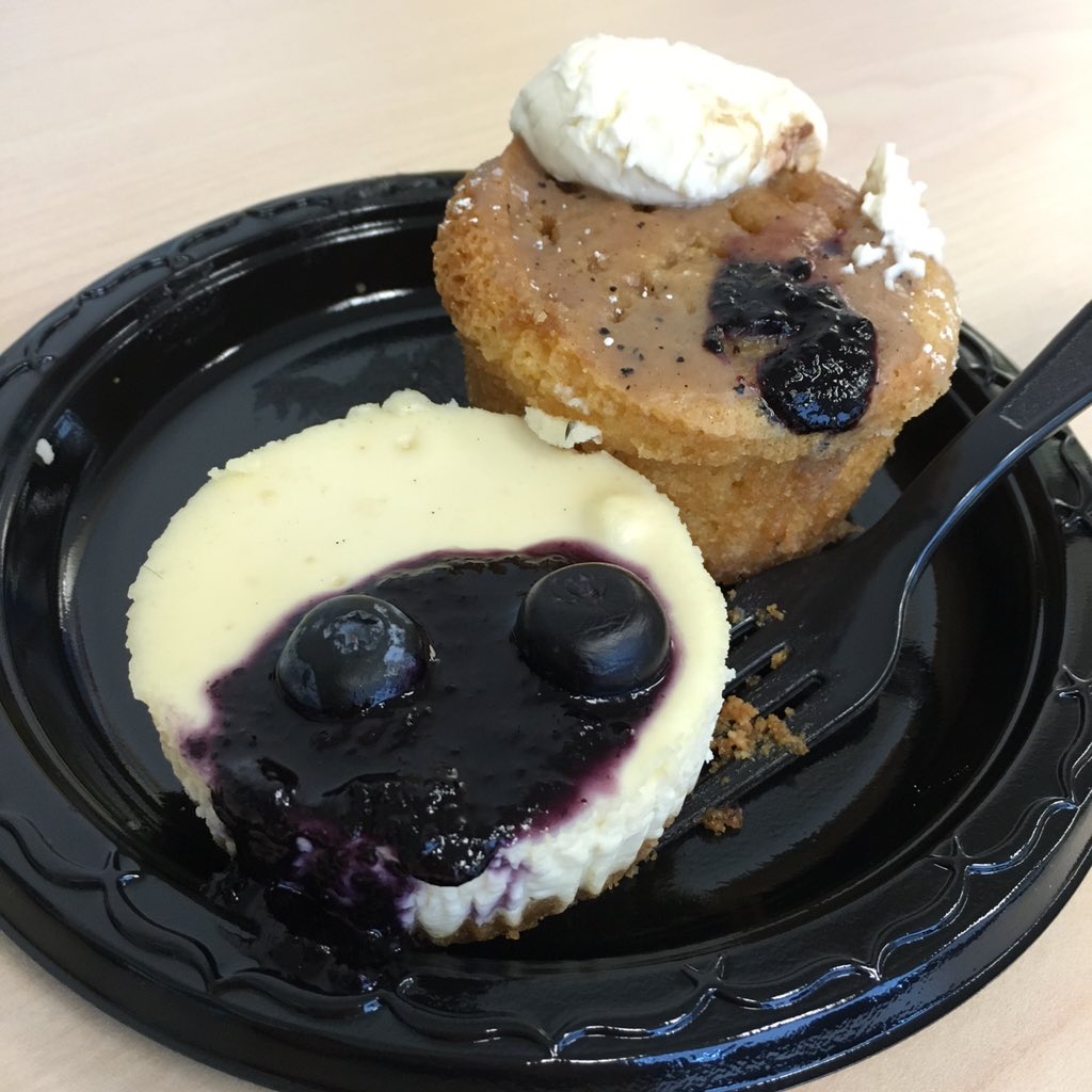 helloconniew's tweet image. It's been a while since I ate THIS MUCH in one sitting #maggianos #blueberrycheesecake #whateverthatis