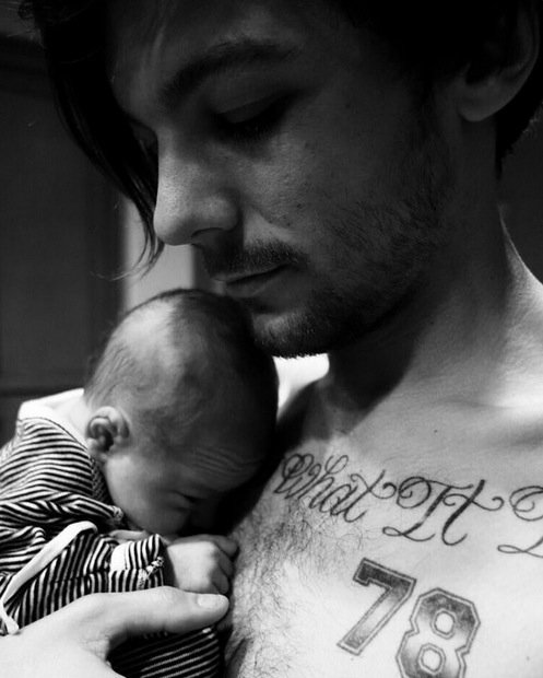 sugarscape's tweet photo. Louis and Briana share first pics of son Freddie and it's all so cute we might die https://t.co/RsigPTrgYx https://t.co/SRwx10C99h