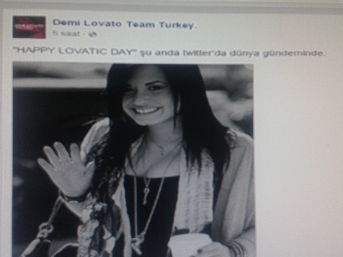 Lovaticbirpanda's tweet photo. Yes be dünya gündemine girdik ♥ #HappyLovaticsDay https://t.co/5L8ffahVKQ