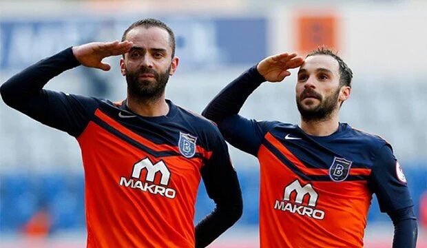 ateist_hatun's tweet image. Semih Şentürk Cizre'de, Sur'da, Silopi'de asker selamı verse daha şık olurdu. Hem selam verirken tek el kıçta durmaz