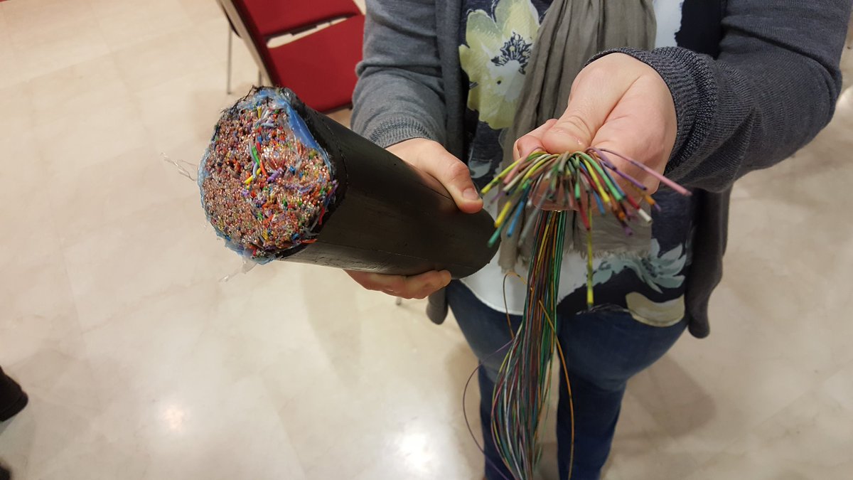 obayani's tweet photo. A gauche le cuivre gérant 900 abonnés. A droite la fibre gérant 43000 abonnés! #TechnologyPower! https://t.co/GV1nitlveO