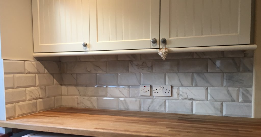 dmuttentiling's tweet image. Just completed this kitchen splashback. Grout is Silver Grey ultra colour plus from @MapeiUKLtd