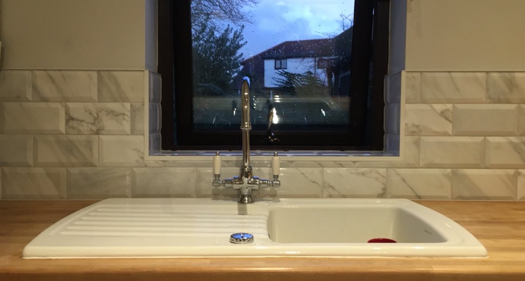 dmuttentiling's tweet image. Just completed this kitchen splashback. Grout is Silver Grey ultra colour plus from @MapeiUKLtd