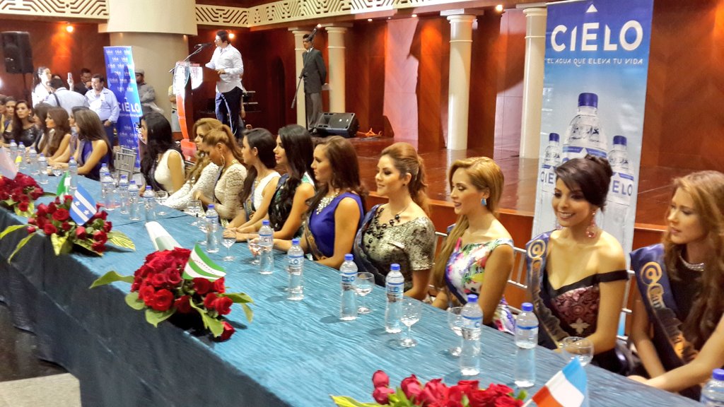 Las candidatas a Miss Ecuador 2016 en la entrega de bandas CZ1xhaUVIAEfT4F