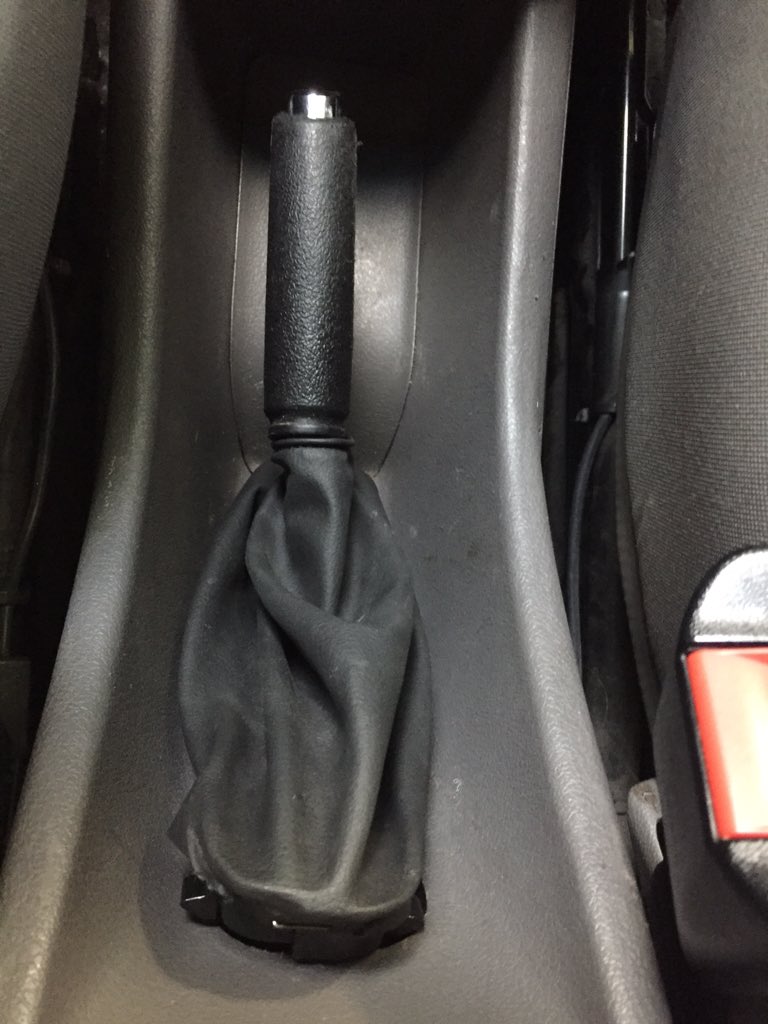 mariodecandia's tweet photo. Así me entregaron el auto en un Service oficial @ChevroletArg xq no acepté el costo d reparación #ComoPerderClientes https://t.co/NTeUNvBV2Z