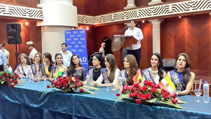 Las candidatas a Miss Ecuador 2016 en la entrega de bandas CZ1yPycUUAA0-cO