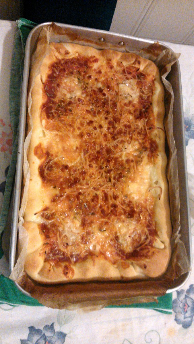 WMartins6's tweet photo. Pizza caseira feita por mim e pela mana :3 https://t.co/KNfzSxpvRJ