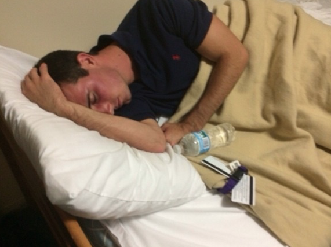 dbakenofake2's tweet photo. @robgottfried tbt to the night of said #baseball #injury, guess you could call me a legend 🙃🙃🙃 #fun https://t.co/bX341RDeV8