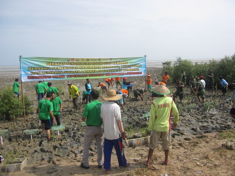 Penghijauan Pemkab Rembang, Kodim 0720/Rbg, BUMN/BUMD dan lainnya di Ds Tasikharjo Kaliori <a href="/BupatiR/">Suko Mardiono</a> <a href="/ganjarpranowo/">Ganjar Pranowo</a>