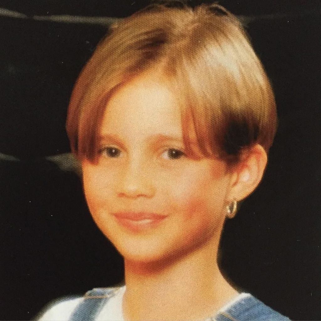 claireholt's tweet photo. #tbt I'm pretty sure this haircut is about to make a huge comeback... https://t.co/cOfQxcnwE2 https://t.co/N3OiyD7vZg