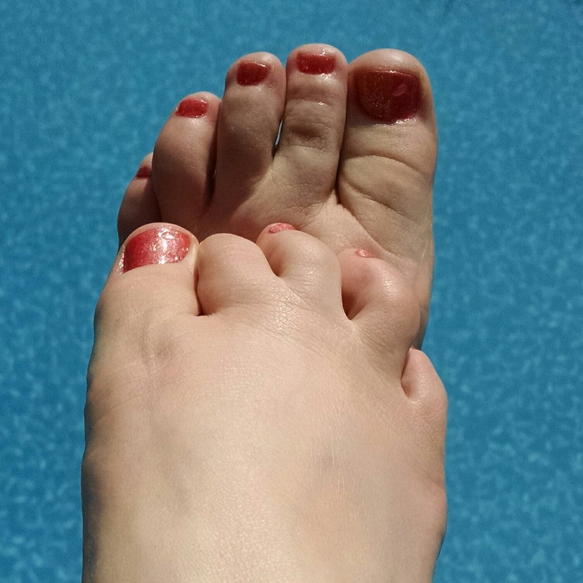 KatyLambson's tweet photo. TropicalTango #Shellac #Tropix #Coral #Glitter #Hibiscus #Foil #OpalGlitter #LoveMyLife #CostaRicaReady #Nails https://t.co/Zl59vbW4G1