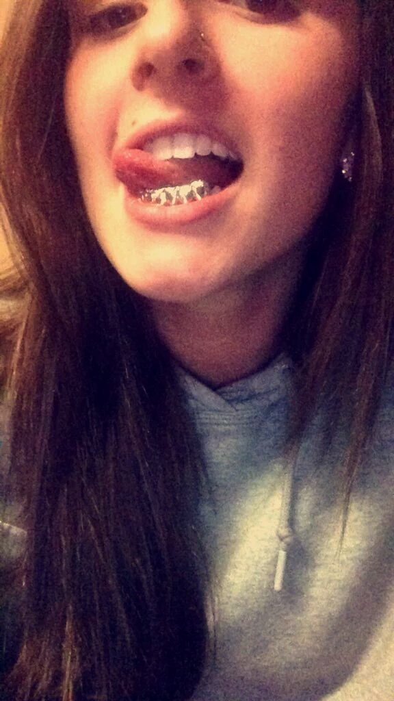buffalothotties's tweet photo. U look stupid af If u thought u were sexy with ur tongue out ur not. Need a drink¿ 😂😂💀 @oliviagiampaolo https://t.co/7BtvovKhm0